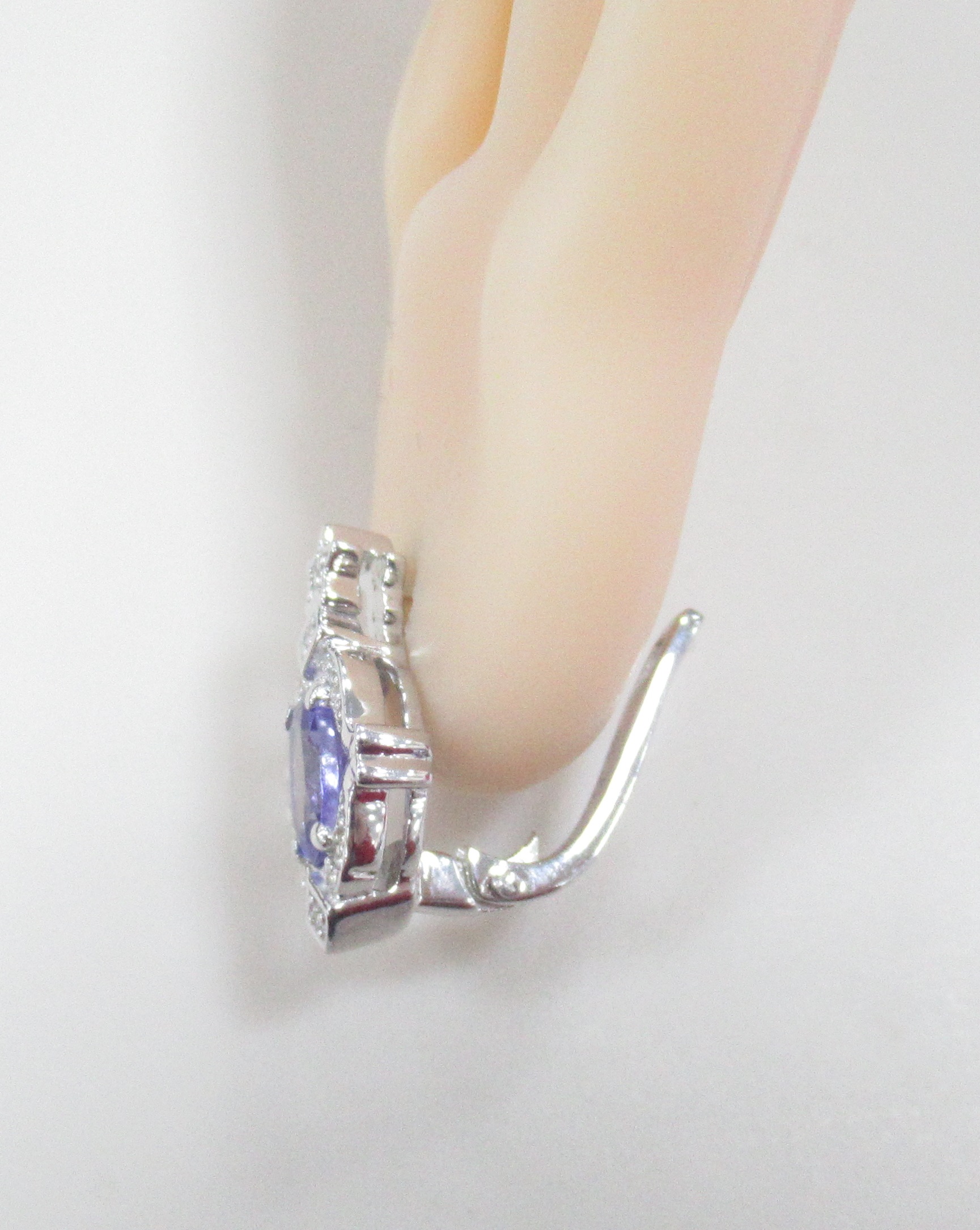 Серебряные серьги 925 пробы; вставки 2 Танзанит 1,5ct; 30 Топаз белый 0,12ct;